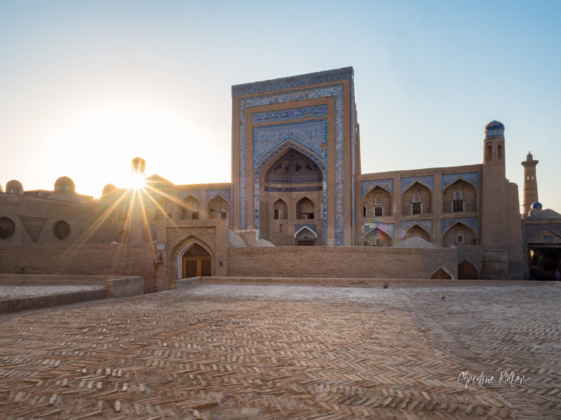 La Medersa d’Allakuli-Khan, construite en 1834-1835, est une de plus anciennes écoles spirituelles de Khiva. Aujourd'hui, elle abrite le musée de la médecine